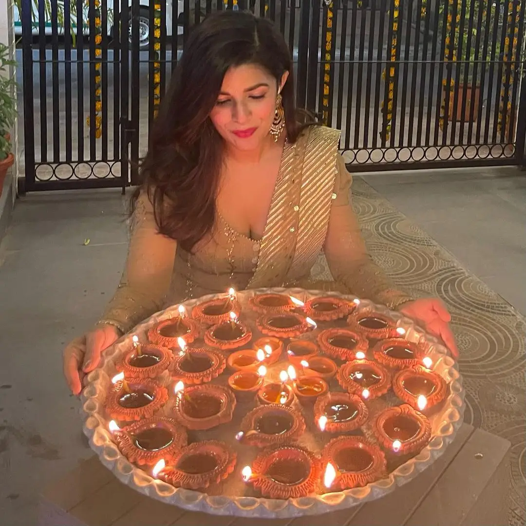 BOLLYWOOD ACTRESS NIMRAT KAUR TRADITIONAL DIWALI CELEBRATIONS 7